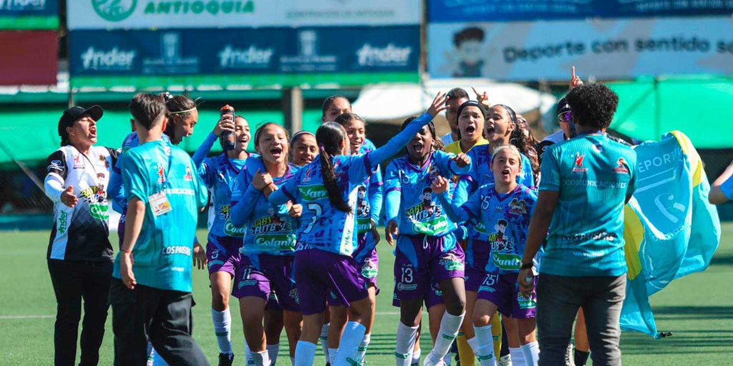 Club Formas Íntimas celebrando el título. /FOTO: CORPORACIÓN LOS PAISITAS