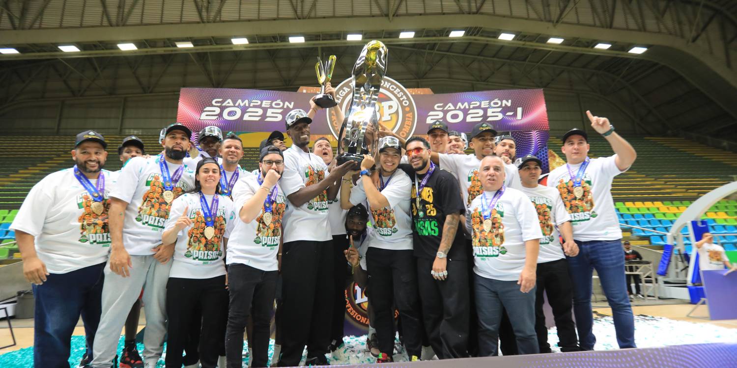 El bellanita Juan Diego Tello (izq. trofeo) fue elegido como el MVP de la final. <b><span class=mln_small-caps_mln>/ FOTO: ESNEYDER GUTIÉRREZ.</span></b>