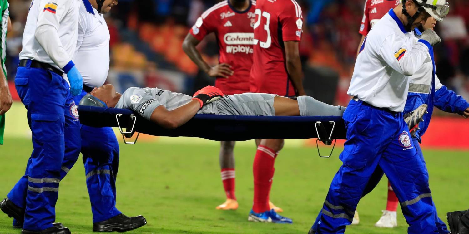 La asistencia médica debió sacar a Marquínez del campo. /FOTO: JAIME PÉREZ