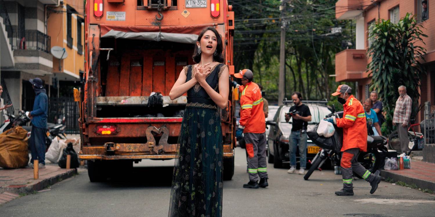 La ópera se toma las calles para recordar los horarios del camión de la basura. / FOTO: ‘MEDELLÍN ES COMO VOS’