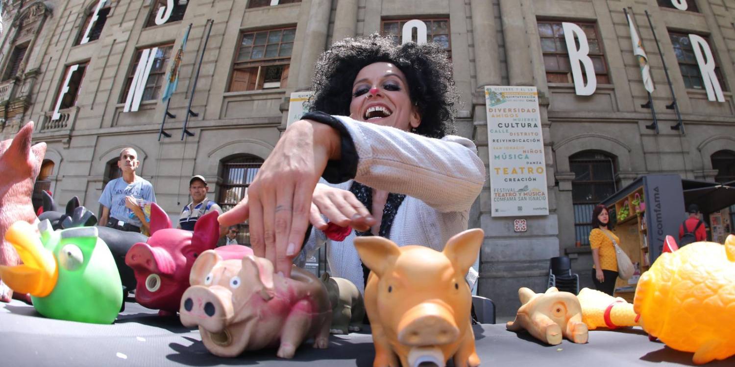 Festival de teatro Comfama en la plazuela de San Ignacio. <b><span class=mln_small-caps_mln>/ FOTO: CORTESÍA COMFAMA</span></b>