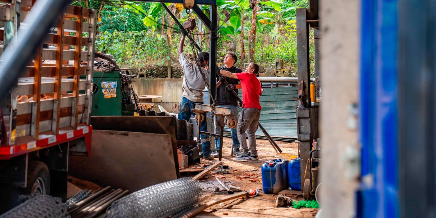 EN IMÁGENES: Emergencia en Barbosa: pipeta de gas explotó en un taller y dejó varios heridos