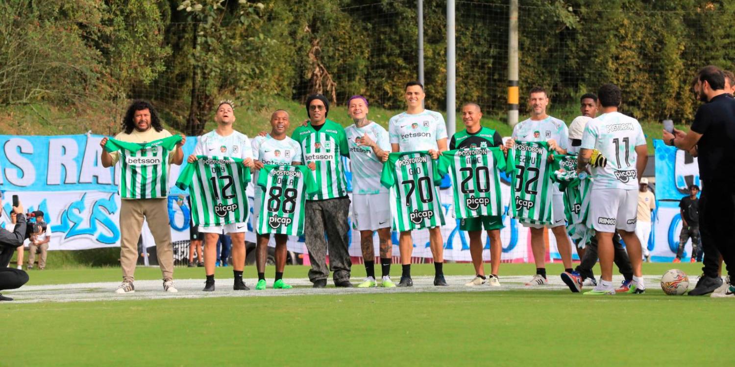El artista del género urbano (centro) es hincha del Atlético Nacional. / FOTO: ESNEYDER GUTIÉRREZ