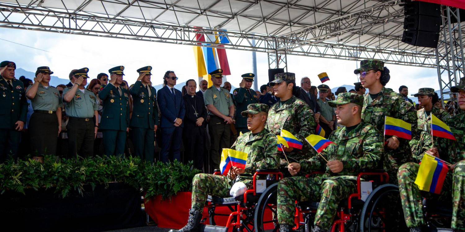 Presencia de mandatarios locales en desfile militar el 20 de julio en Medellín. <b><span class=mln_small-caps_mln>/FOTO: ALCALDÍA DE MEDELLÍN</span></b>