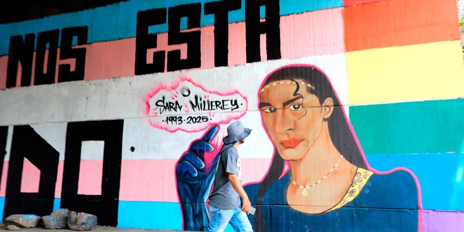 Los ciudadanos que pasan por allí, no pueden evitar admirar el mural. Seguramente muchos de ellos conocen su historia. /FOTO: ESNEYDER GUTIÉRREZ.