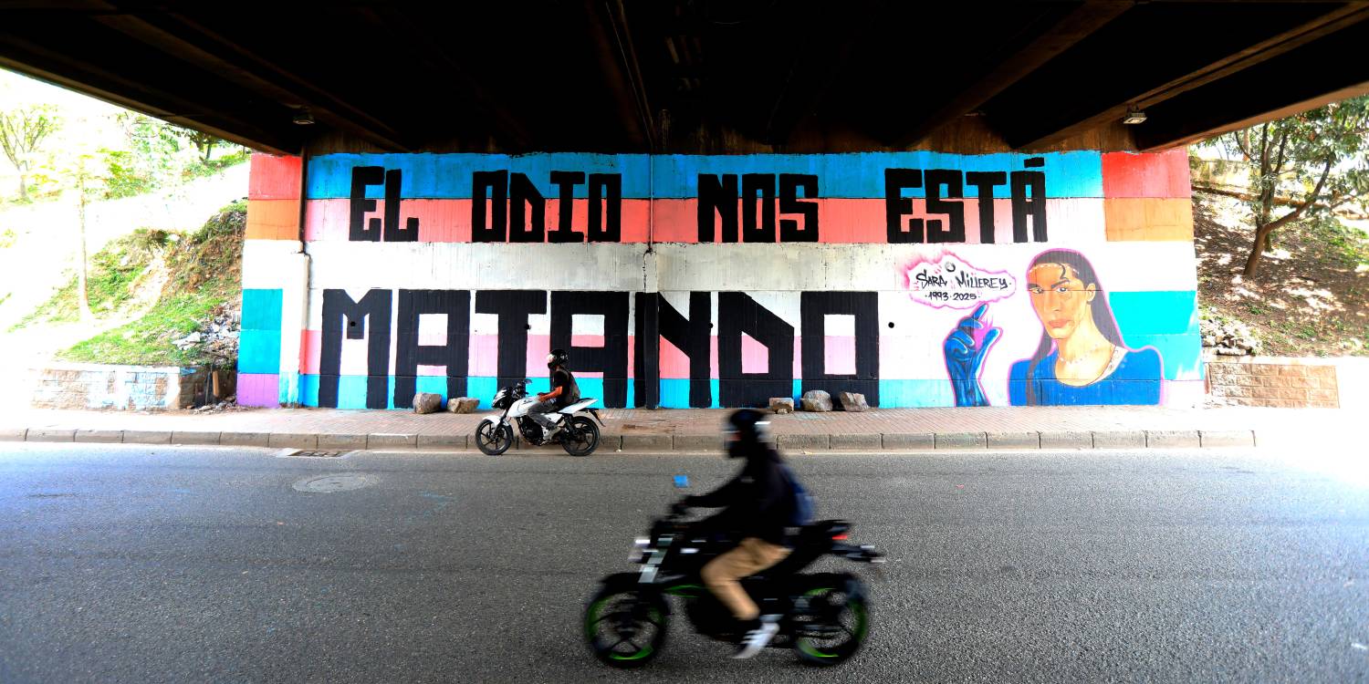 “El odio nos está matando”: en el puente de la Medellín-Bogotá hicieron un mural en honor a Sara Millerey