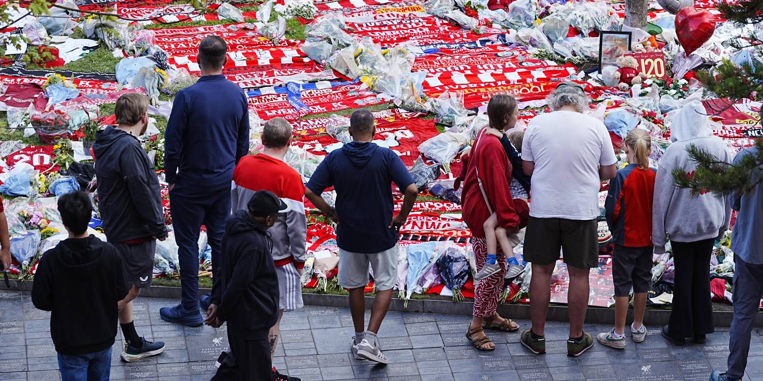 En el estadio de Anfield, hogar del Liverpool, también se llevaron a cabo varios homenajes. <b><span class=mln_small-caps_mln>/FOTO: GETTY</span></b>