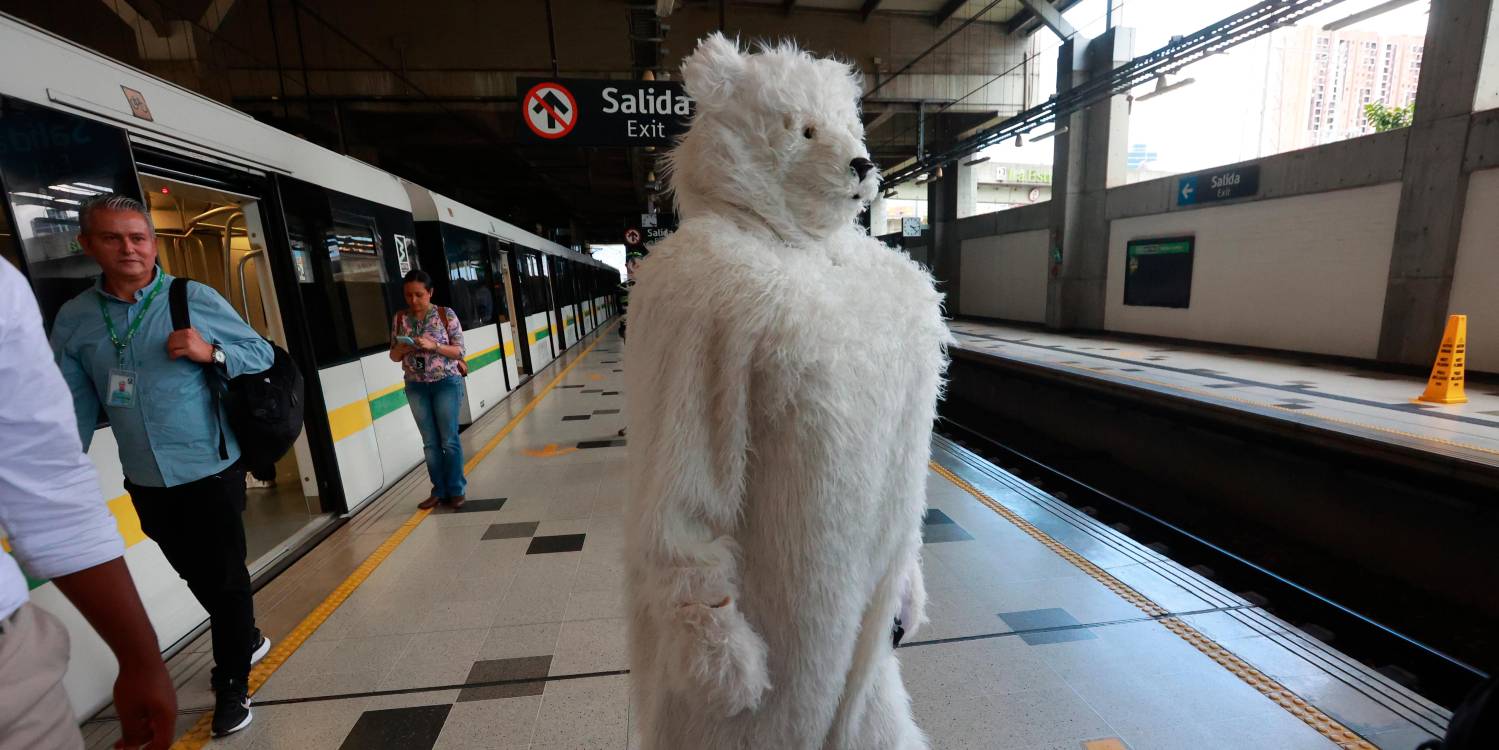 Solo con un micrófono y un par de parlantes, Juanes paralizó la estación San Antonio. /FOTOS: MANUEL SALDARRIAGA