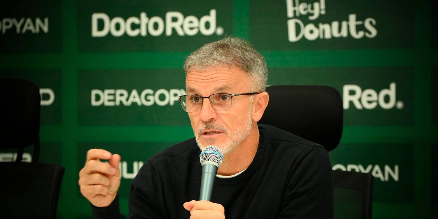 El entrenador argentino, Alfredo Grelak, de 54 años, sigue al frente de <b>Ferro Carril Oeste, equipo que tiene su sede en Buenos Aires. </b>/ FOTO: <b><span class=mln_small-caps_mln>@FerroOficial</span></b>