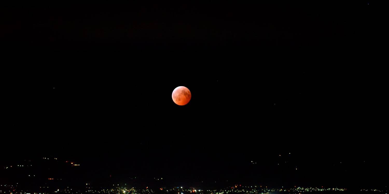 EN FOTOS: ¡Una cosa de locos! Las fotos más espectaculares que dejó el eclipse lunar