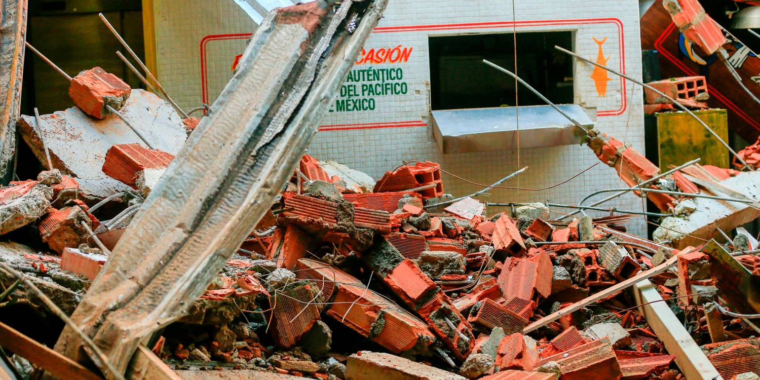 Además del techo, una de las vigas del restaurante también habría quedado afectada.