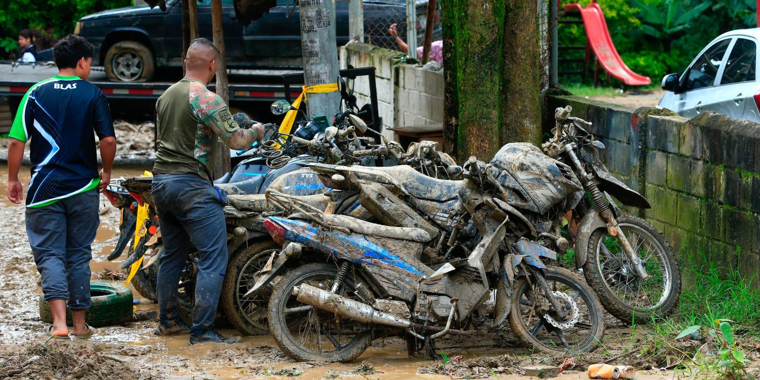 Los vecinos intentan recuperar lo que quedó entre el lodo. <b><span class=mln_small-caps_mln>/FOTO: CAMILO SUÁREZ.</span></b>