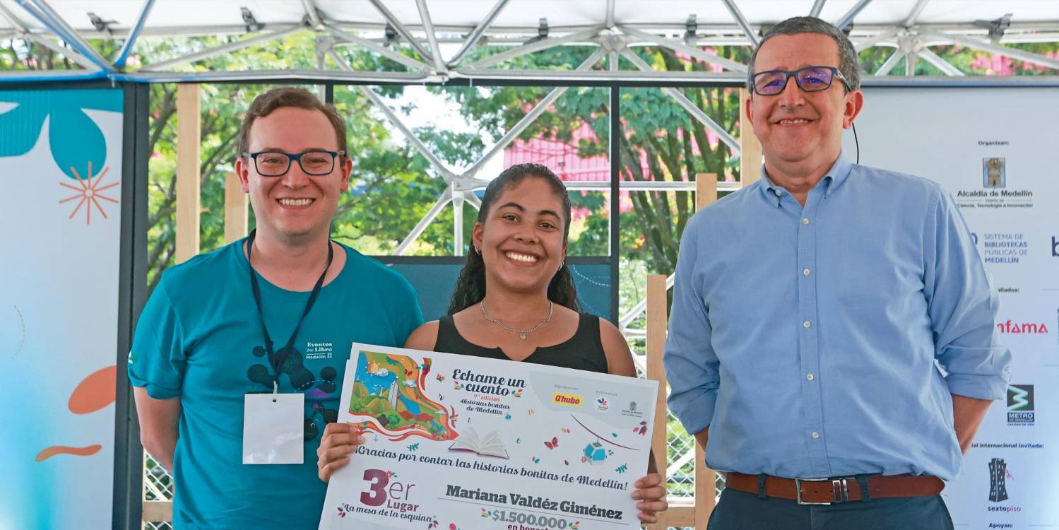 Mariana Valdés Jiménez junto a Santiago Silva (izq), secretario de Cultura; y Rodrigo Morales, director de Q’hubo. / FOTO: MANUEL SALDARRIAGA.