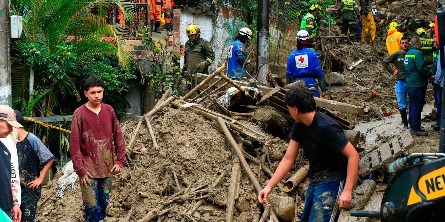 Los habitantes de este sector madrugaron a remover los palos, la basura y el lodo que arrastró la corriente y obstaculizan el paso. <b><span class=mln_small-caps_mln>/FOTO: CAMILO SUÁREZ.</span></b>