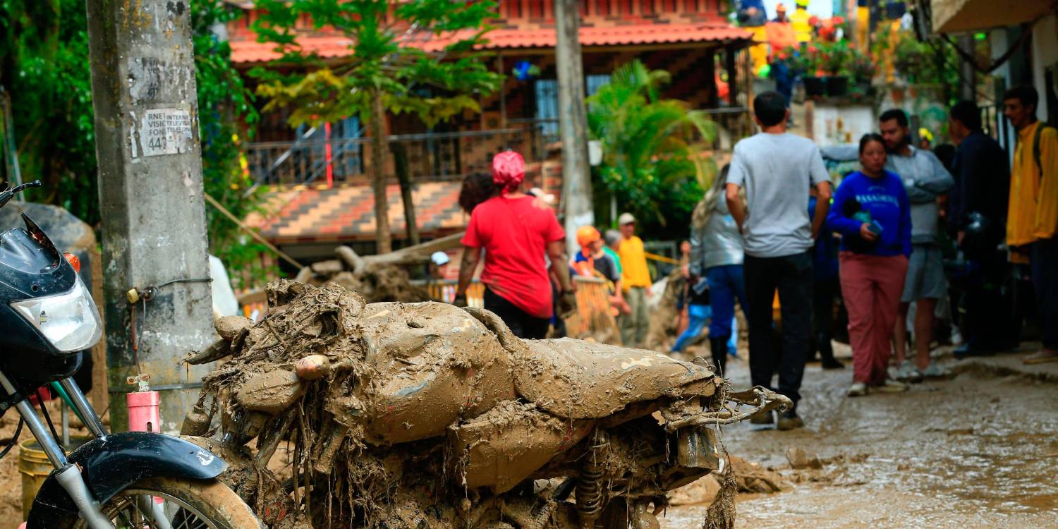 Algunas motos también fueron arrastradas por la corriente de la quebrada Los Olivos. <b><span class=mln_small-caps_mln>/FOTO: CAMILO SUÁREZ.</span></b>