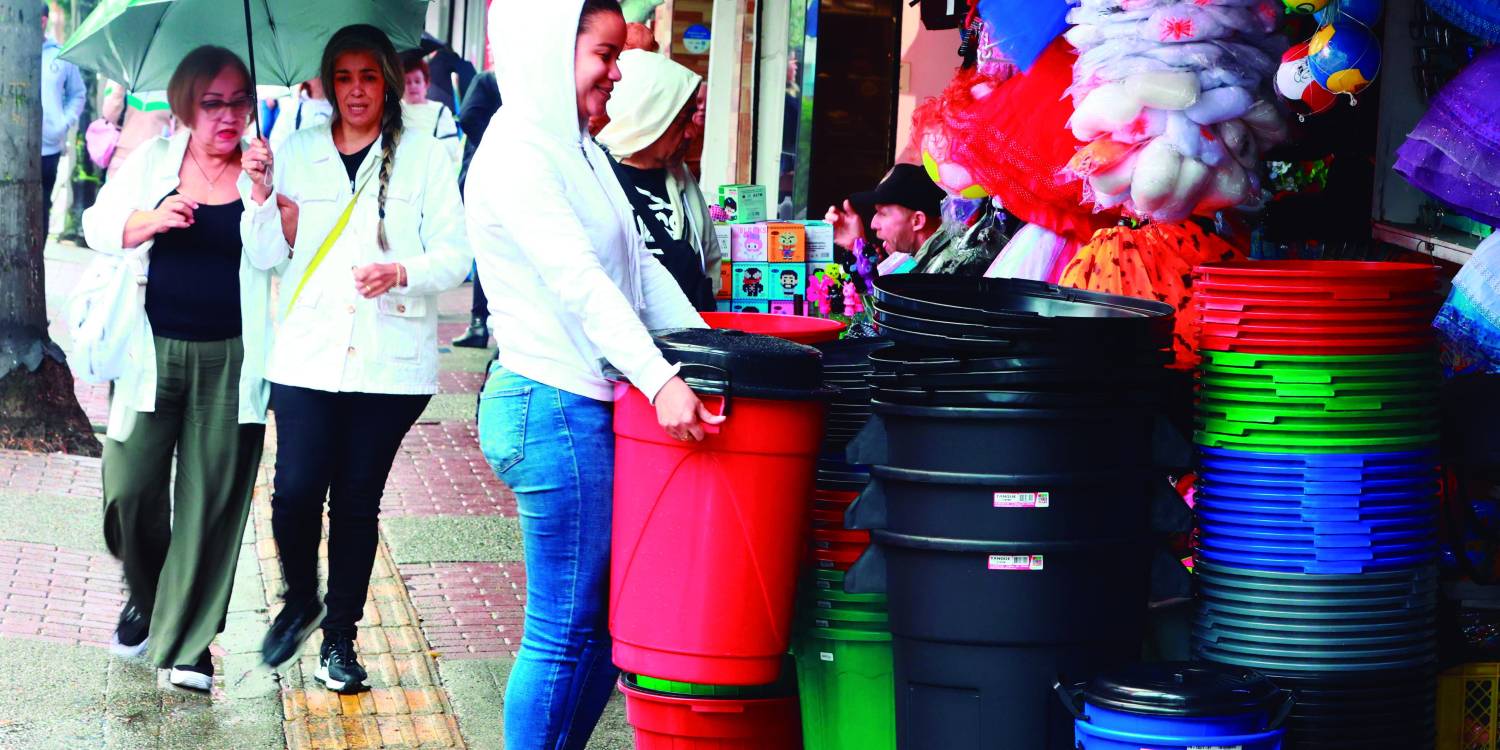Comercio de canecas y baldes en el municipio de Bello por el corte de agua en el norte del valle de Aburrá por trabajos de modernización de la planta Manantiales. <b><span class=mln_small-caps_mln>/FOTO: MANUEL SALDARRIAGA</span></b>