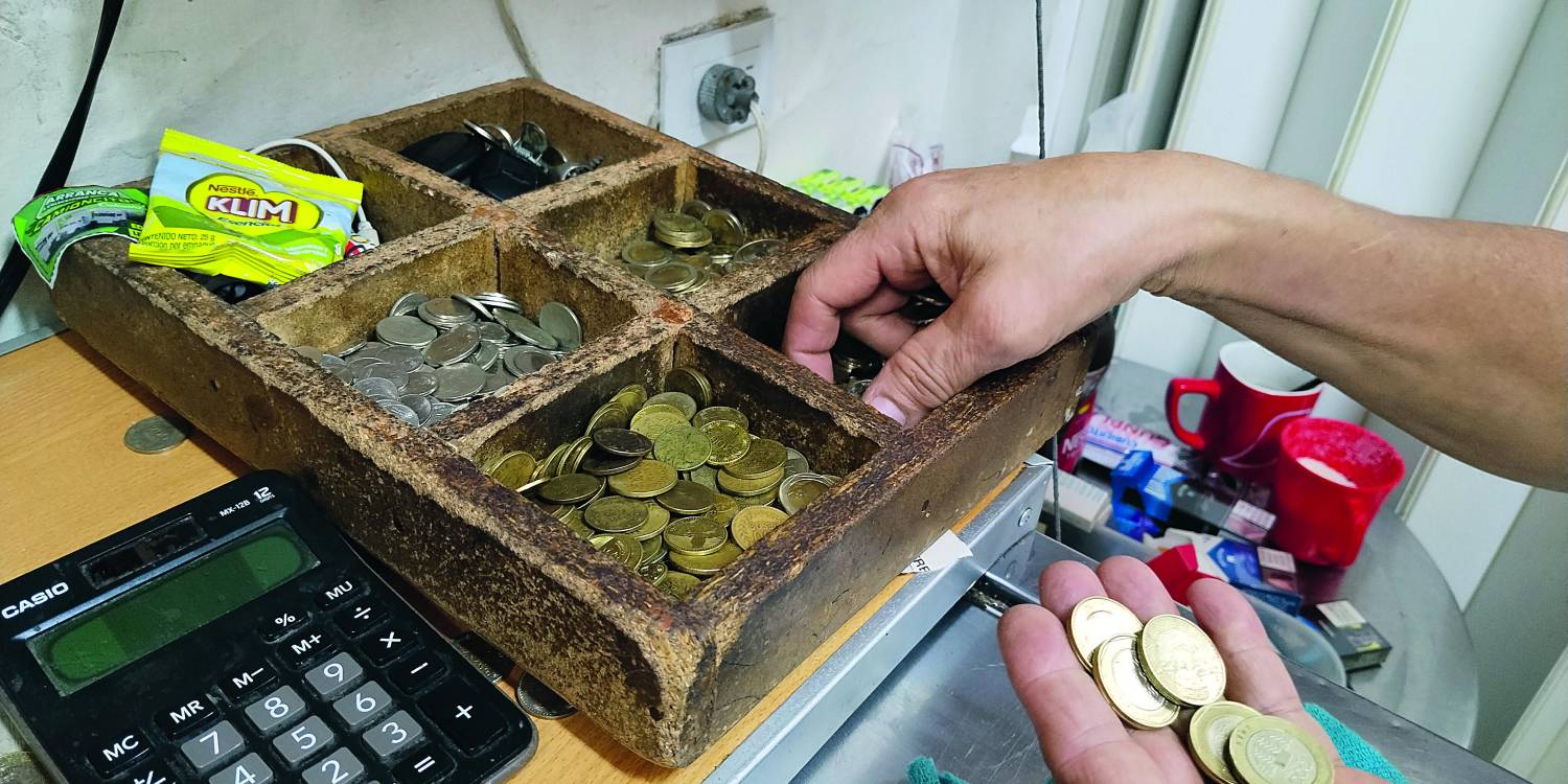 Hay tenderos que mantienen siempre una base de menuda, pero también hay quienes buscan las tiendas para cambiar las monedas por billetes de alta denominación. FOTOs: MAURICIO PALACIO