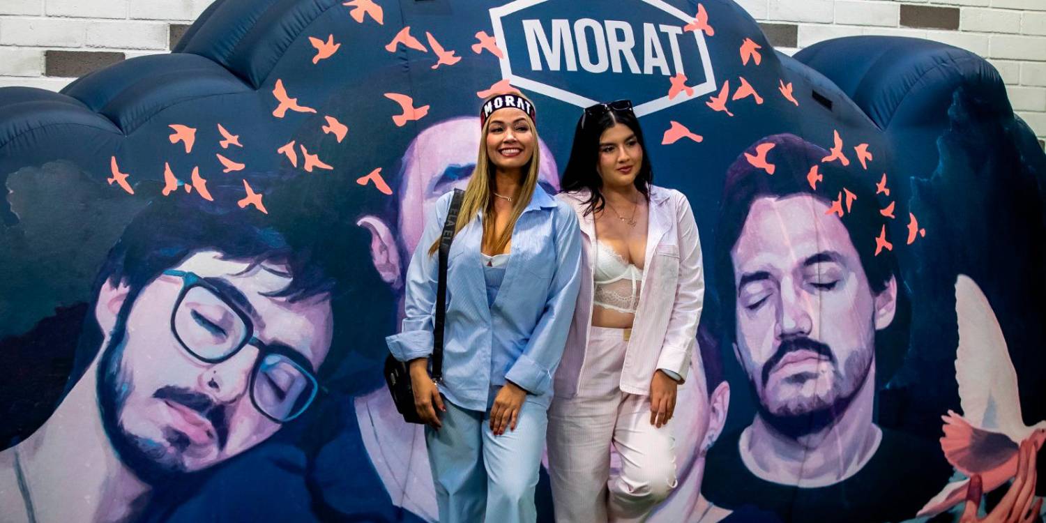 $!El código de vestuario era en pijama, como se puede ver en estas dos fanáticas.