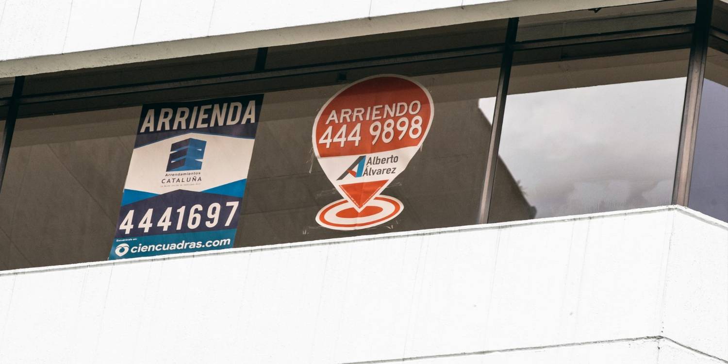 En el centro de Medellín hay una gran cantidad de locales comerciales, disponibles para tomar en arriendo. El canon en el sector también está elevado. /FOTO: JAIME PÉREZ.