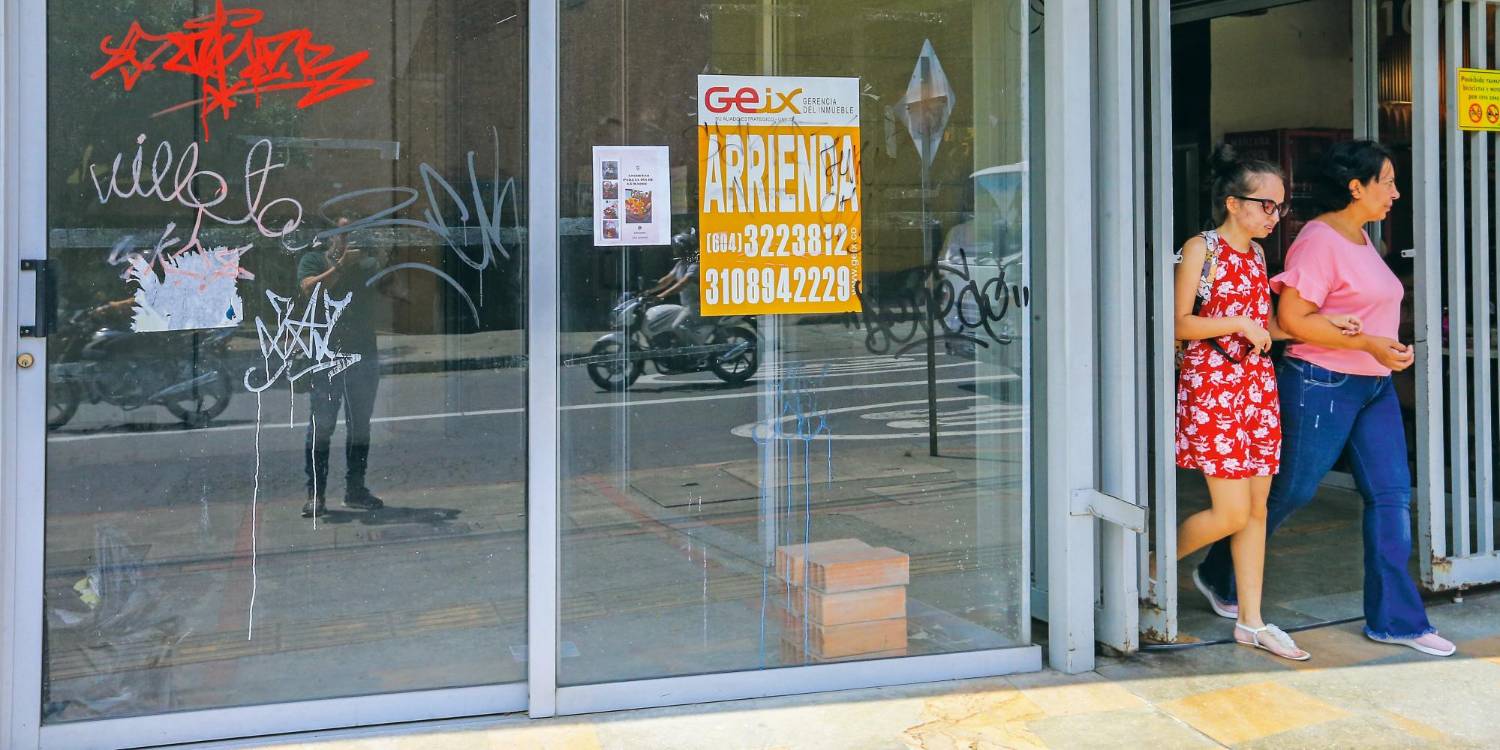 Recoger la documentación que piden algunas inmobiliarias se convirtió en una situación agotadora para quienes requieren con urgencia una vivienda. /FOTO: ESNEYDER GUTIÉRREZ