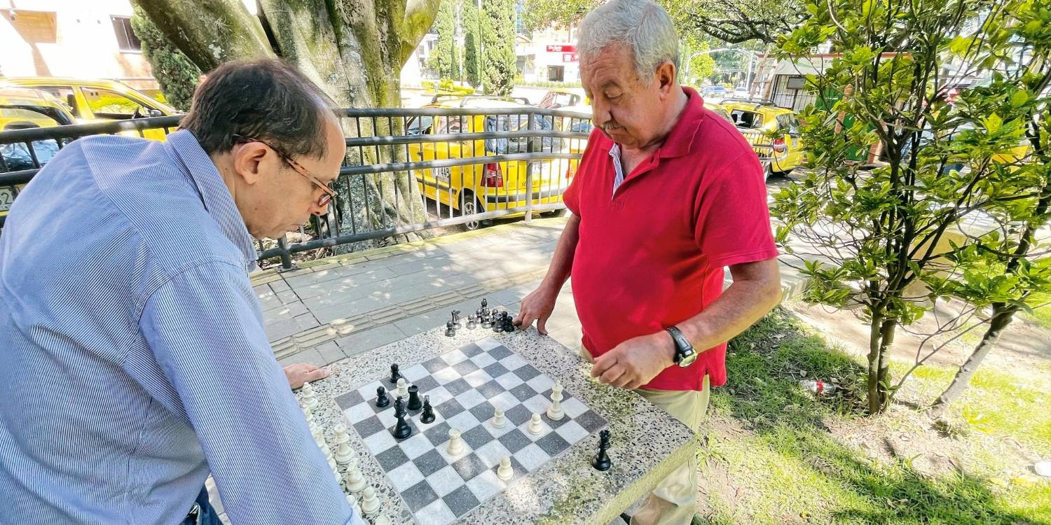 Jairo Calle Echeverri, de rojo, invita a los usuarios a que pidan su taxi al acopio de Cootransmede de Laureles (3220707), para que la espera de ellos no sea muy larga. / FOTO: JAIDER ESCOBAR.