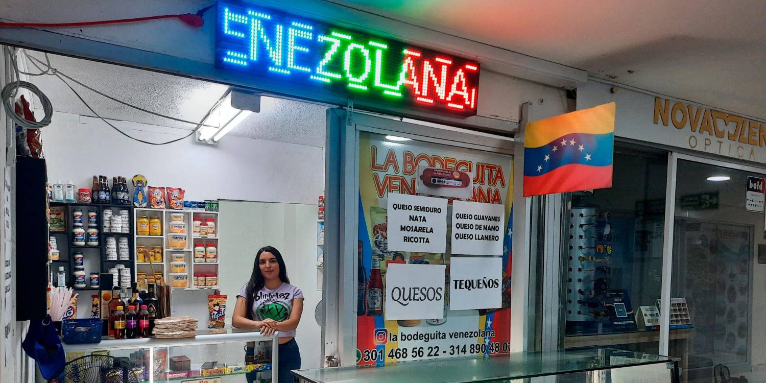 Dulces, tortillas, carnes, quesos, pocillos y hasta artesanías se pueden conseguir en esta tienda de la nostalgia. / FOTO: DANIEL GONZÁLEZ.