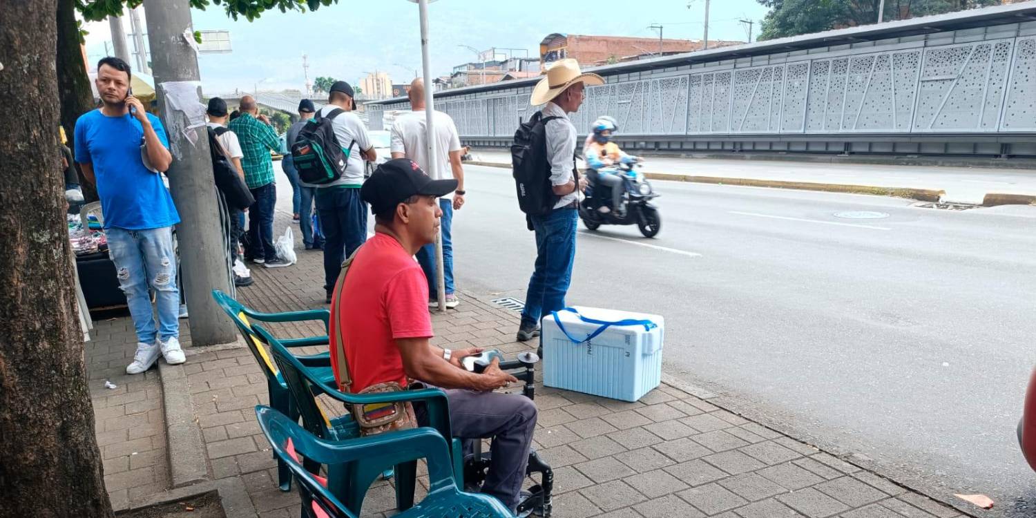 EN FOTOS: En la Minorista pagan la sentada a $ 500, mientras esperan el bus
