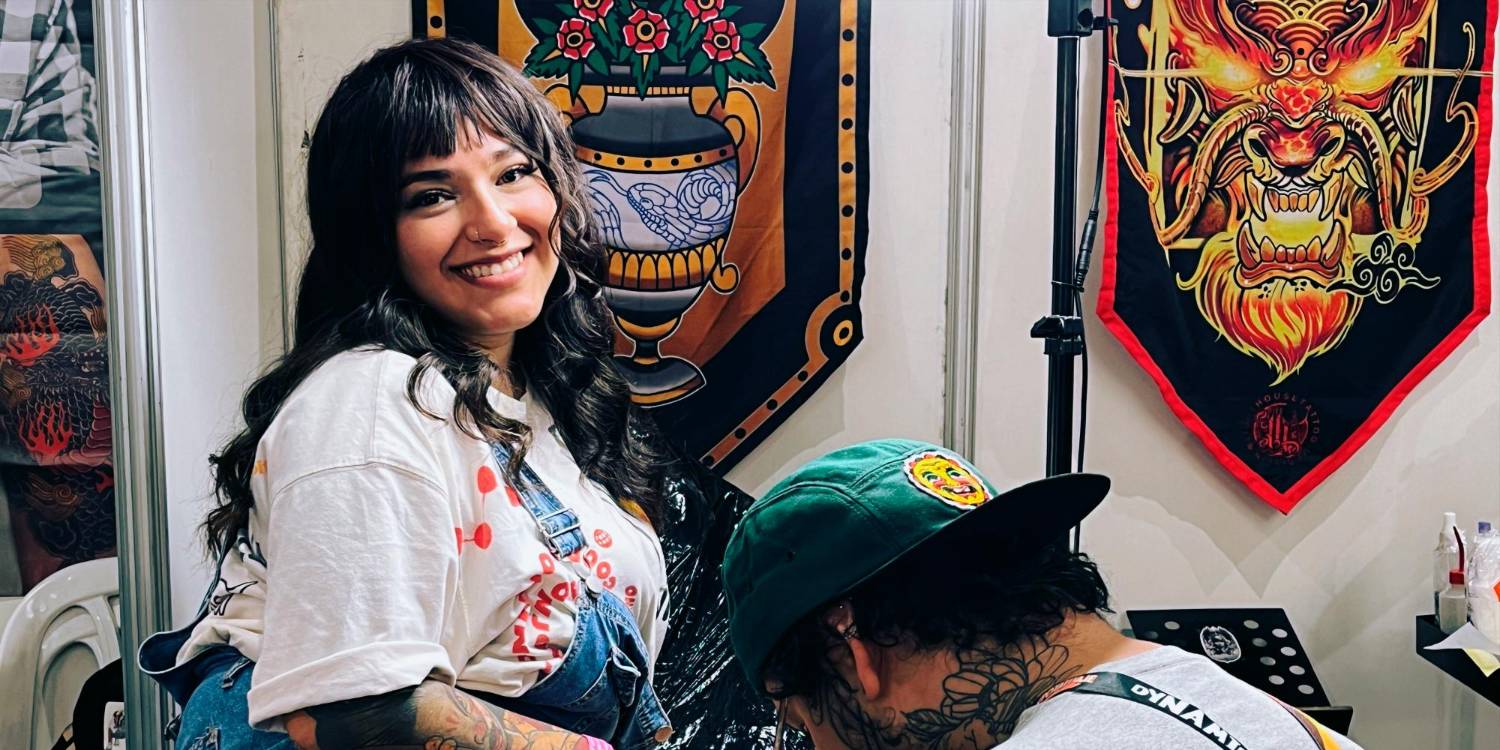 Venessa Rodríguez es una fotógrafa que se animó a hacerse un tatuaje en la pierna. / FOTO: <a rel=nofollow noopener noreferrer href=https://www.instagram.com/mrcarlosp/ target=_blank>@mrcarlosp</a>