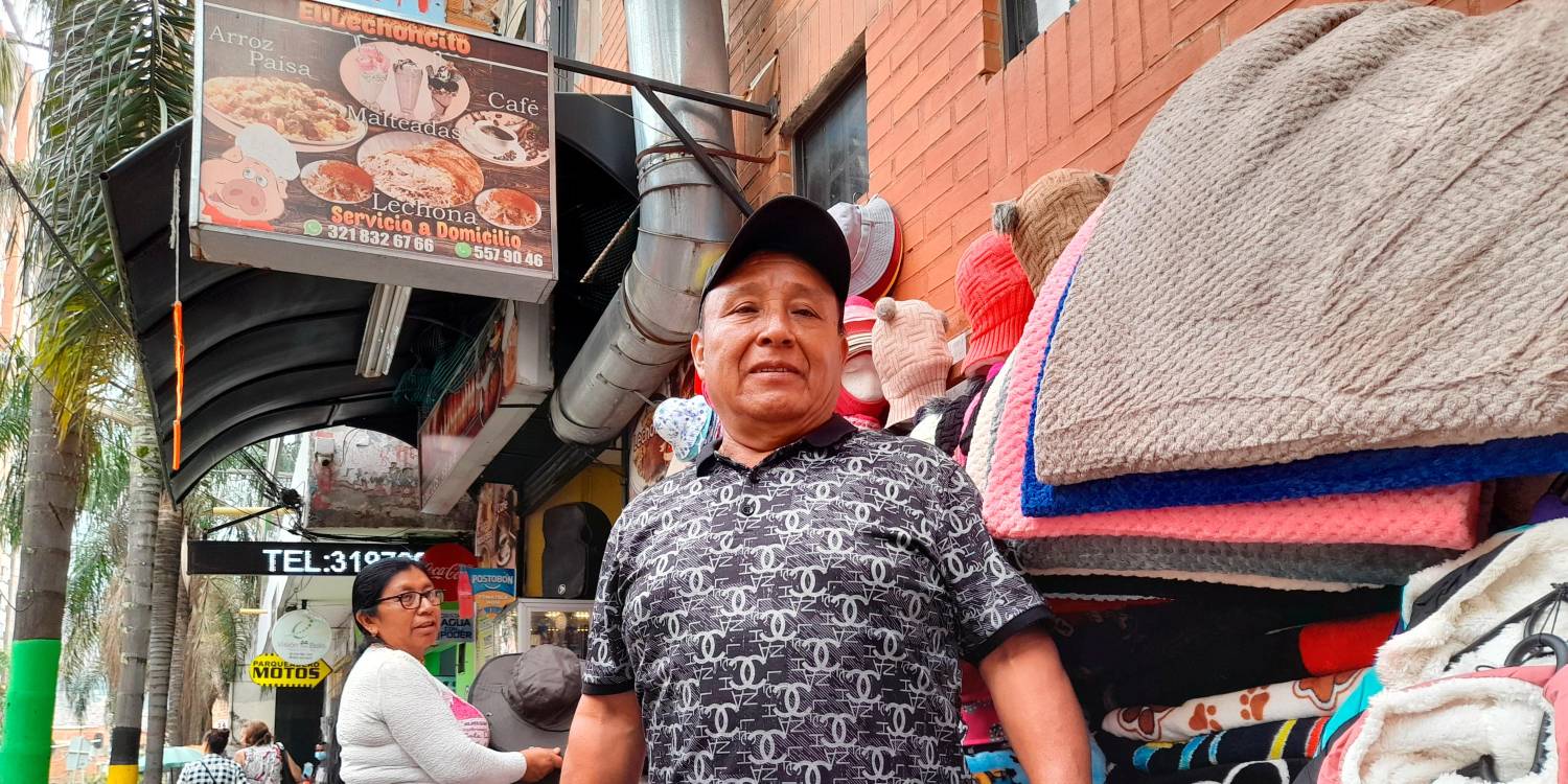 José Alejandro Parco es uno de los comerciantes más queridos de Bello. Sus tejidos y accesorios son un éxito en el municipio. / FOTO: DANIEL GONZÁLEZ.