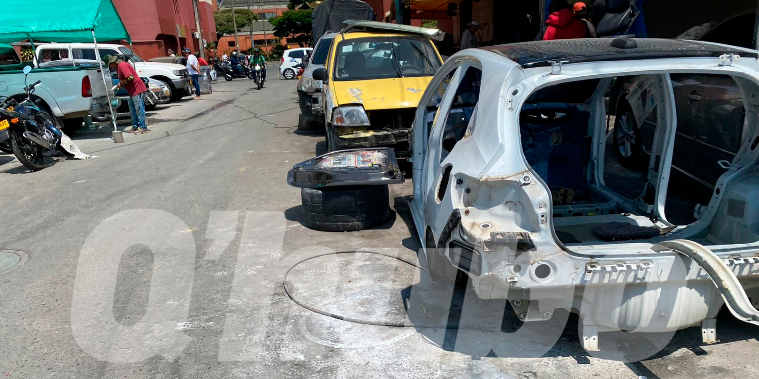 Este es el sector donde realizan pintura automotriz y así es como dejan los vehículos mientras se hace todo el proceso.