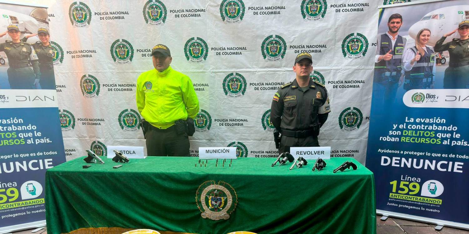 Estas son las canecas en las que fueron encontradas las armas y la munición. /FOTO: CORTESÍA POLICÍA NACIONAL.