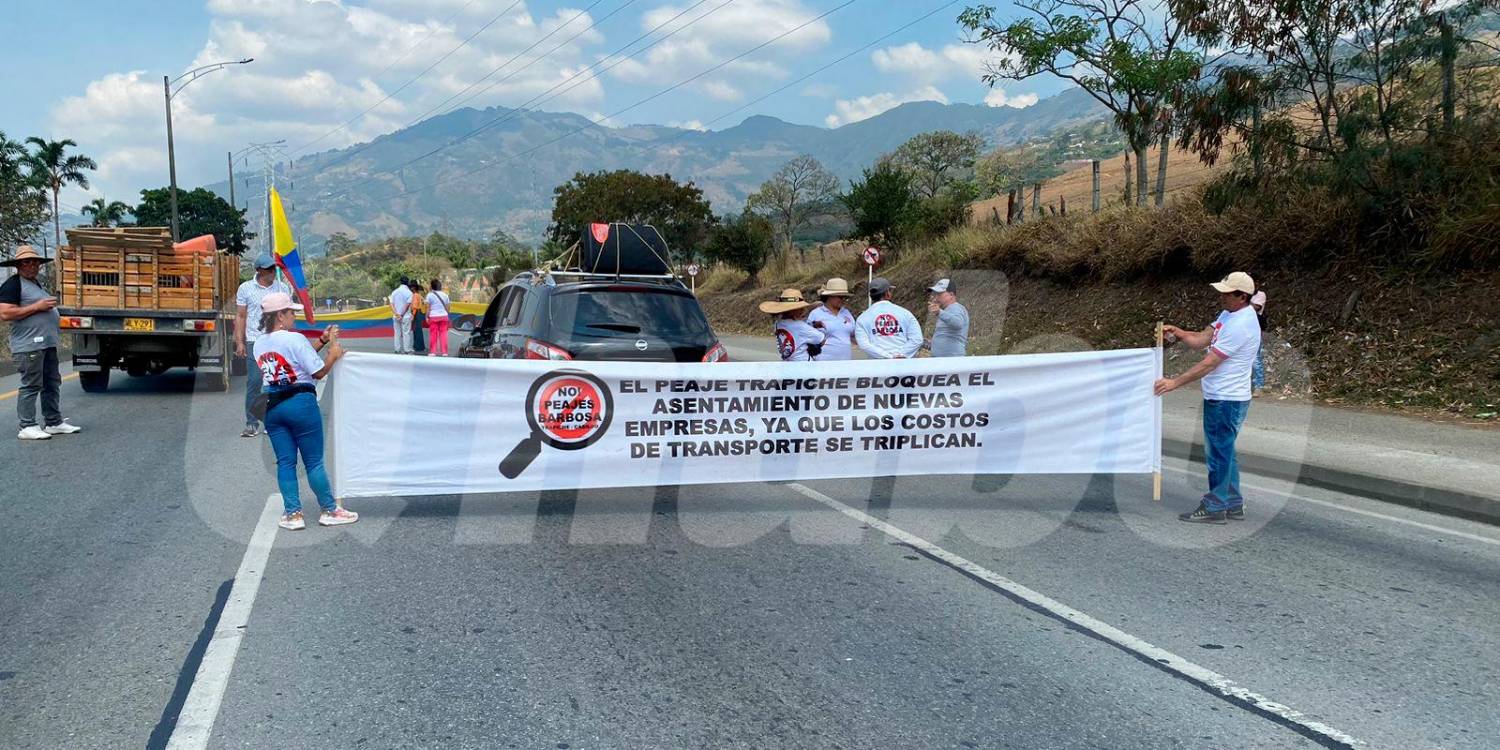 $!Según los manifestantes, los peajes triplican los costos en el transporte. /FOTO: SINDY VALLE