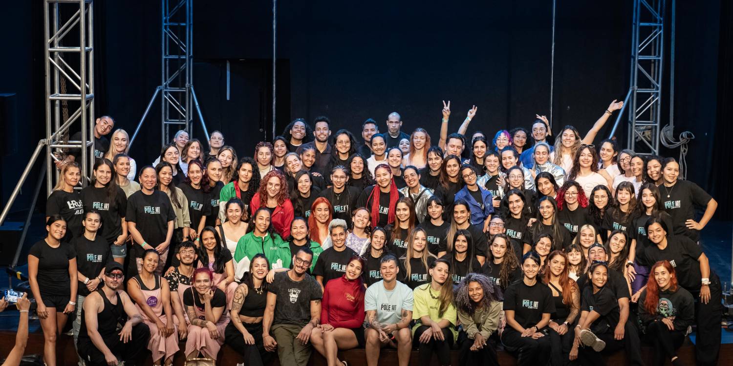 En el medio, Sandra Suárez, junto a los participantes de Pole Art Colombia 2025. FOTO: CORTESÍA