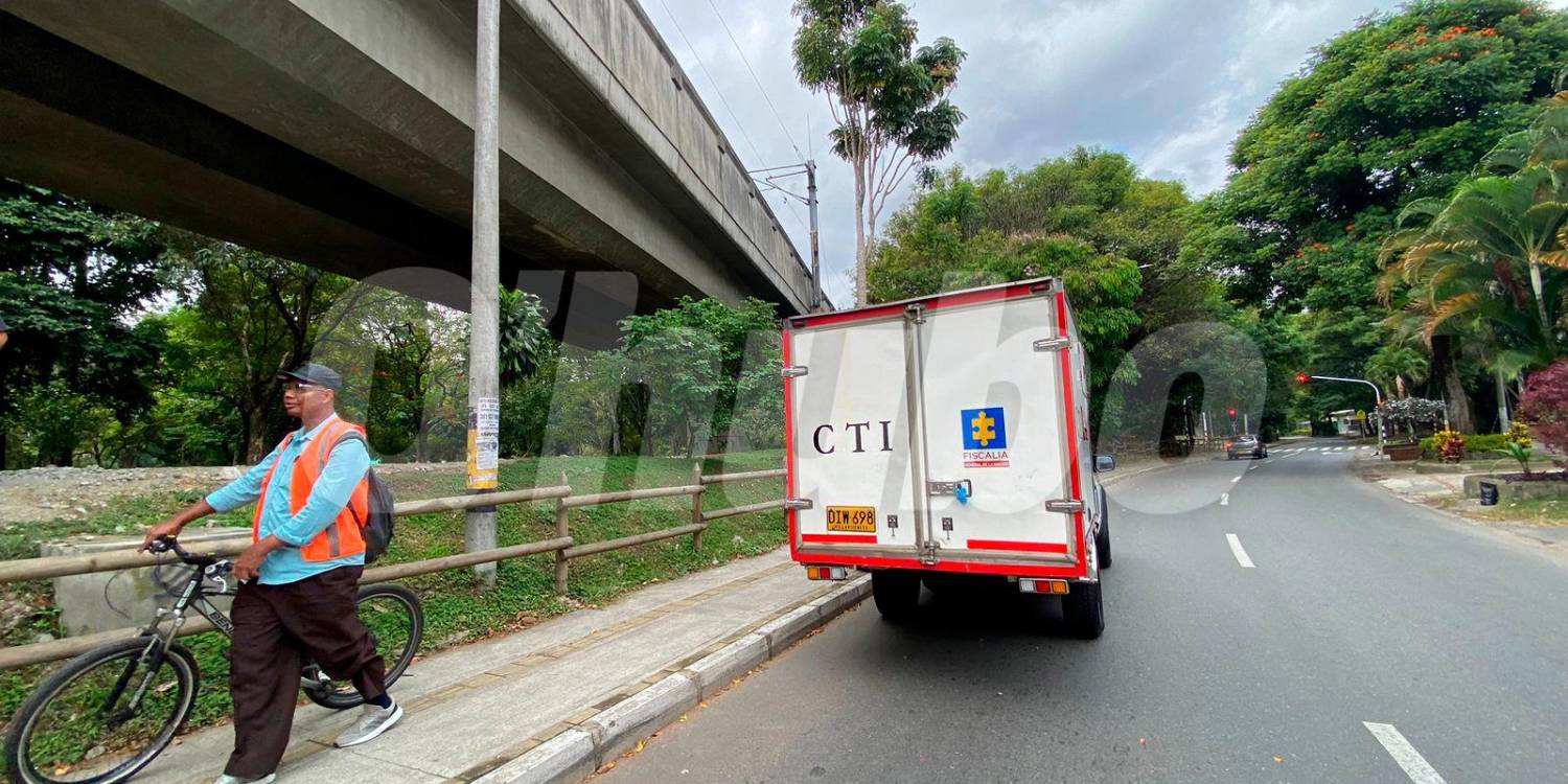 Agentes del CTI de la Fiscalía realizaron la inspección del cadáver. /FOTO: ANDRÉS FELIPE OSORIO GARCÍA