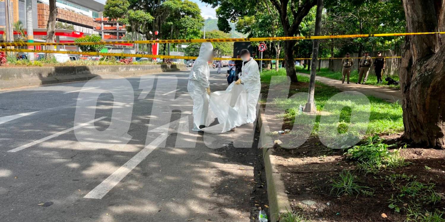 Agentes del CTI de la Fiscalía durante la inspección del cadáver. /FOTO: ANDRÉS FELIPE OSORIO GARCÍA