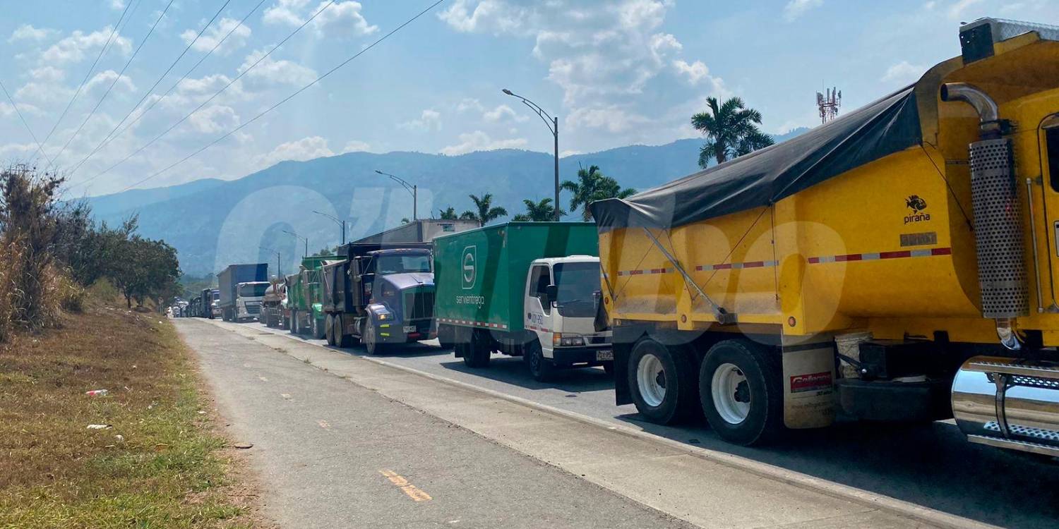 Así fue el trancón causado por la manifestación en los límites entre Girardota y Barbosa. /FOTO: SINDY VALLE