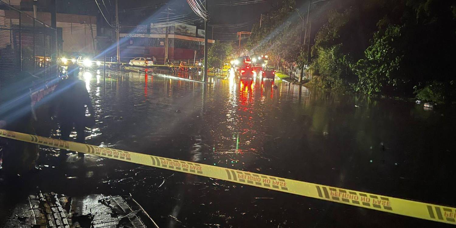 Varias vías de La Estrella tuvieron que ser cerradas por las inundaciones. <b><span class=mln_small-caps_mln>/FOTO: CORTESÍA BOMBEROS LA ESTRELLA</span></b>