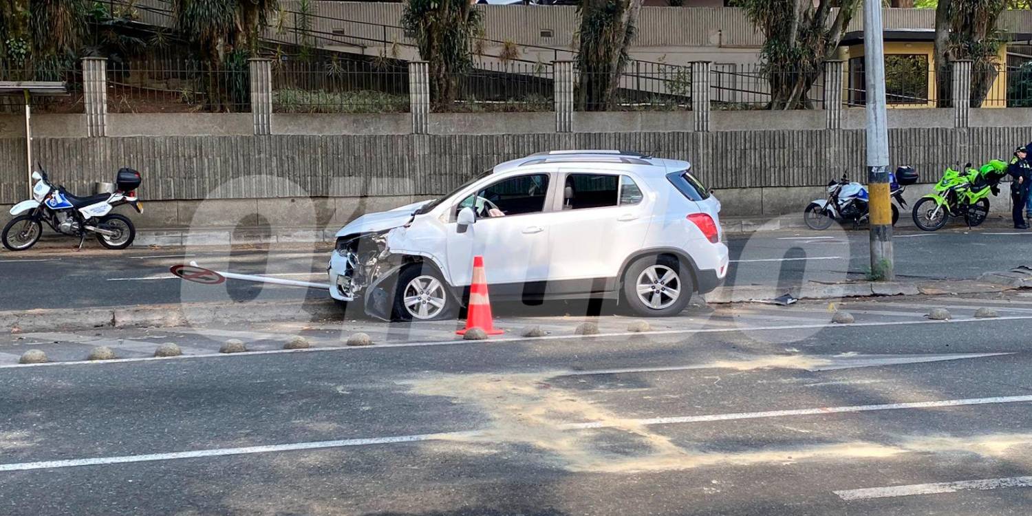 El conductor perdió el control del vehículo y se saltó el separador vial. /FOTO: ANDRÉS FELIPE OSORIO GARCÍA