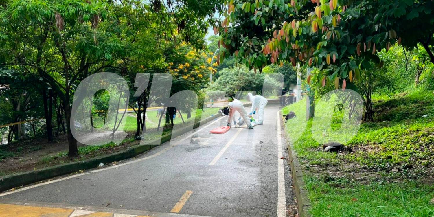 La inspección del cadáver fue realizada sobre la ciclovía. /FOTO: ANDRÉS FELIPE OSORIO GARCÍA