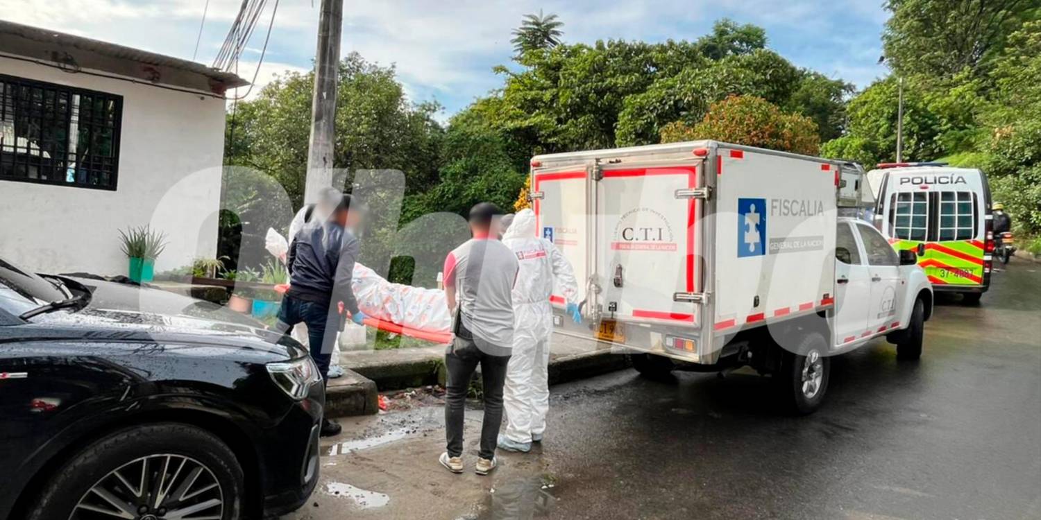 $!El cuerpo fue trasladado a Medicina Legal. /FOTO: ANDRÉS FELIPE OSORIO GARCÍA