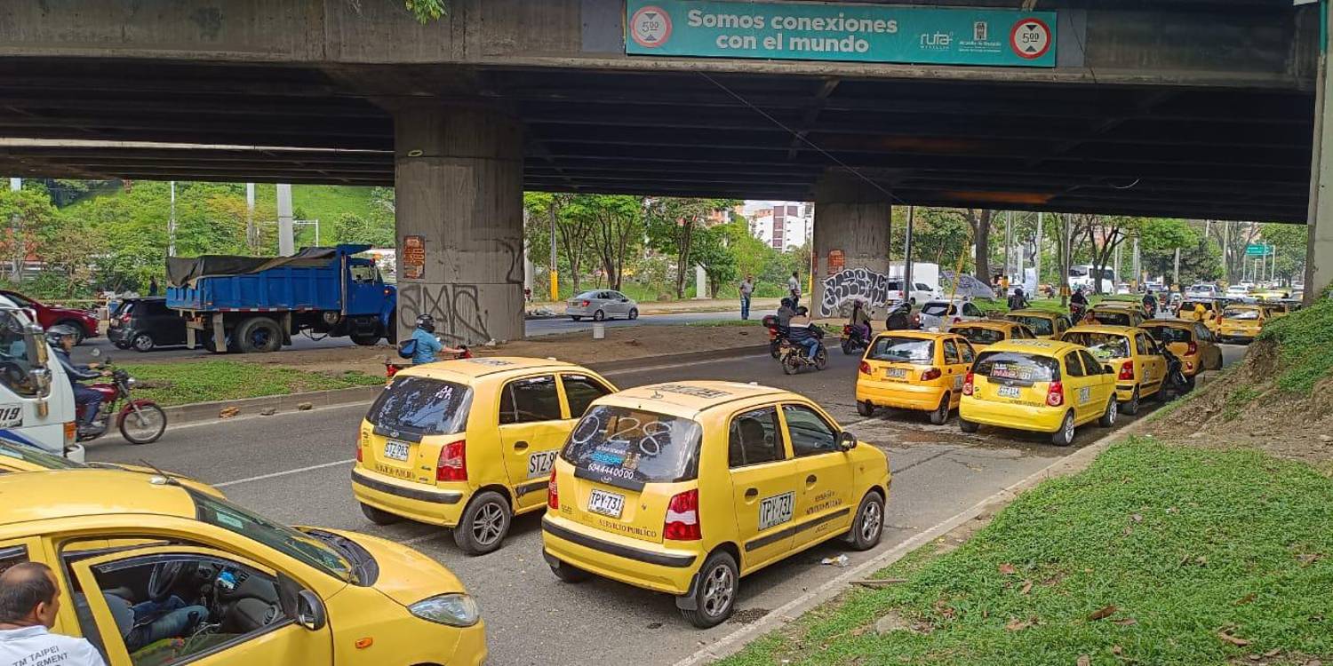 Algunos taxistas hicieron plantón en un sector de la avenida Regional. <b><span class=mln_small-caps_mln>/ FOTO: CRISTIAN VÁSQUEZ</span></b>