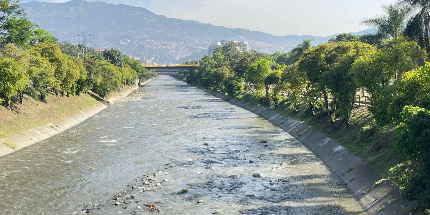Así se veía el río Medellín un día después de la jornada de limpieza que se realizó en las orillas. FOTO: SINDY VALLE