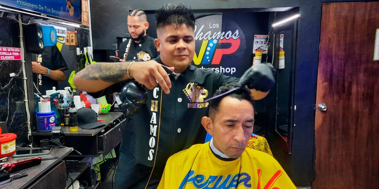 Venezuela siempre está presente en el corazón de estos barberos y en la decoración de su negocio. / FOTOS: DANIEL GONZÁLEZ Y JEANN CARLOS RODRÍGUEZ