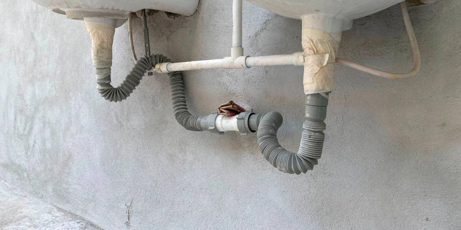 Los lavamanos de la Institución Educativa José María Bravo Márquez ubicada en Manrique están a medias, hasta con cinta pegada. /FOTO: SINDY VALLE