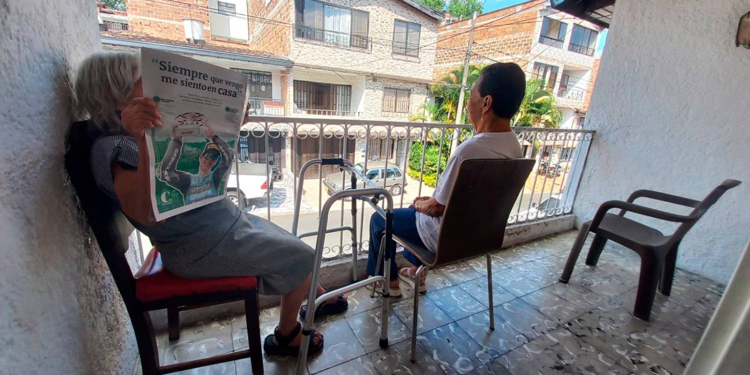 El balcón es la zona más segura para que los abuelos puedan mirar hacia la calle y, al menos, ver pasar gente. /FOTOS: MAURICIO PALACIO