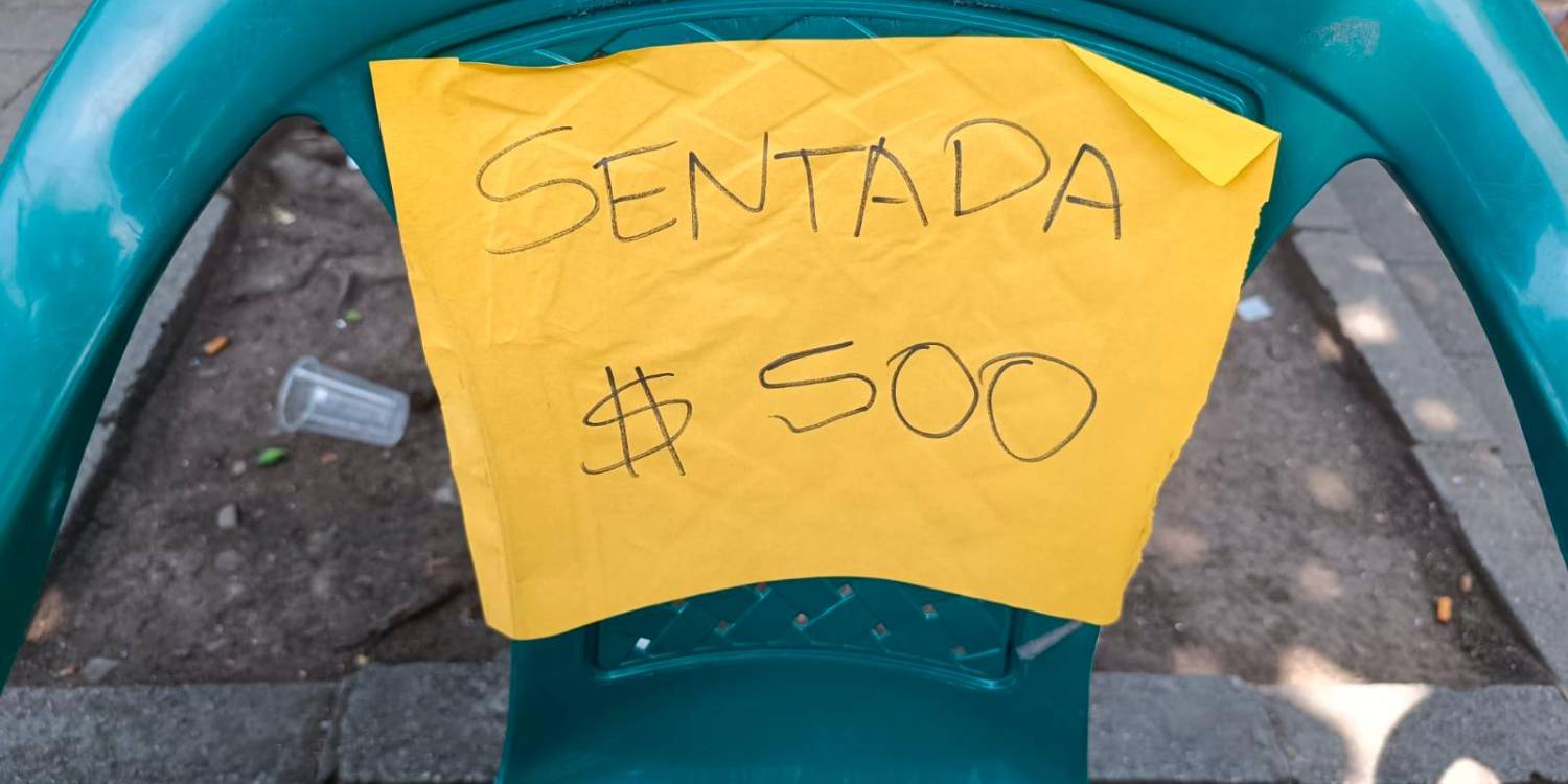 EN FOTOS: En la Minorista pagan la sentada a $ 500, mientras esperan el bus