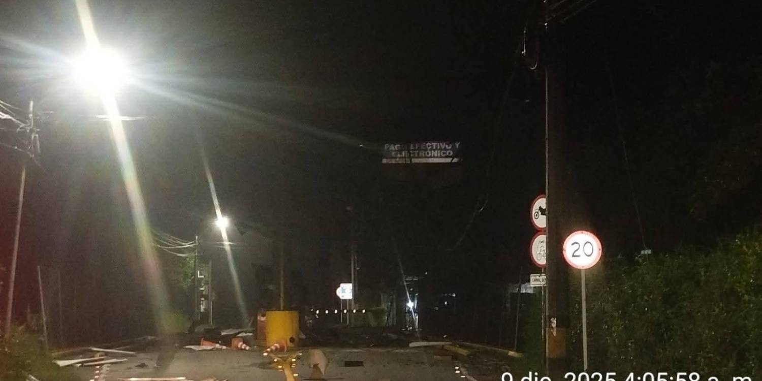 Testigos aseguran que los hombres instalaron un parlante que repetía un mensaje de advertencia. FOTO: DENUNCIAS ANTIOQUIA