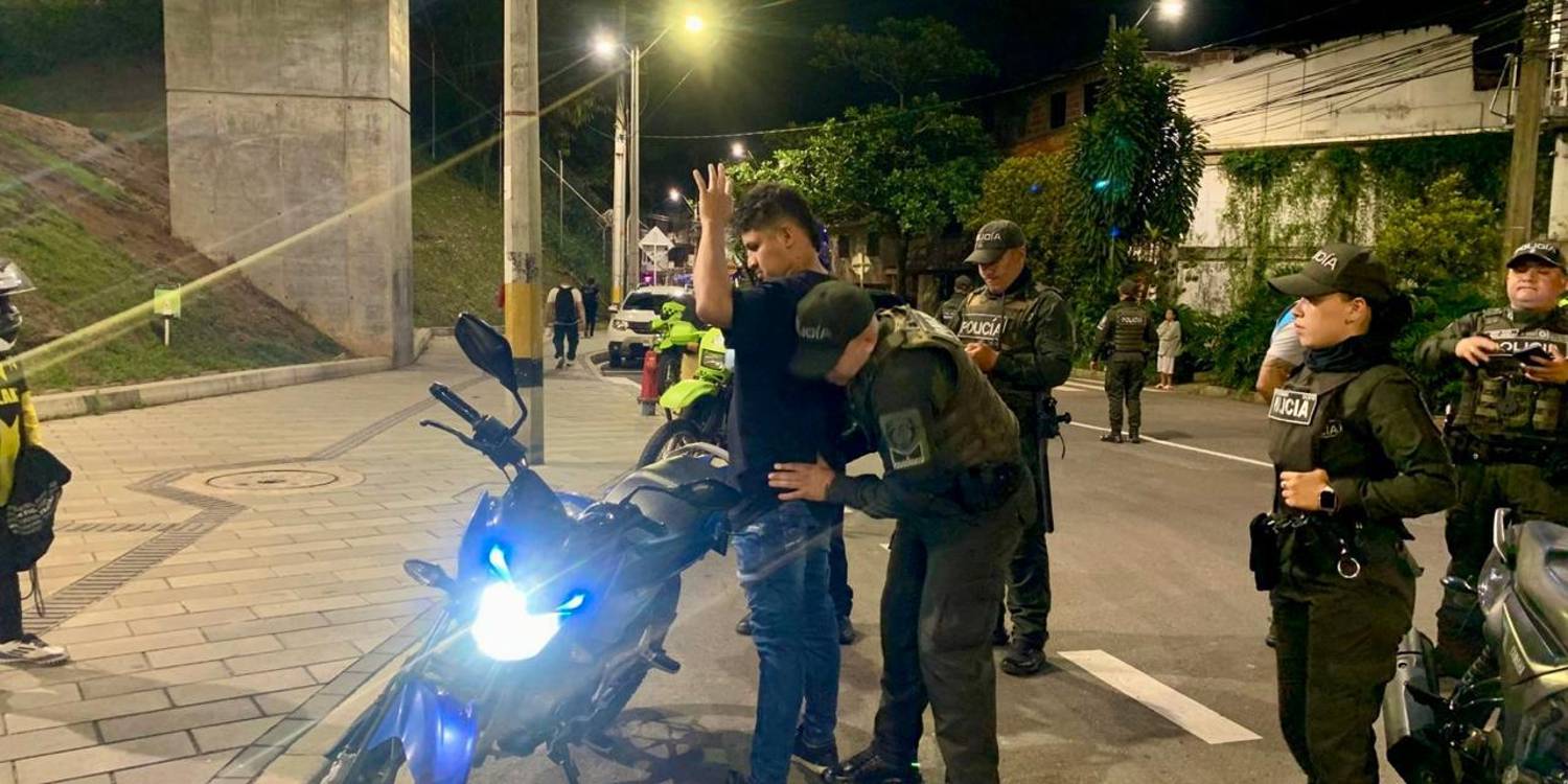 EN FOTOS: Barrida de delincuentes y tatequieto a motociclisas infractores