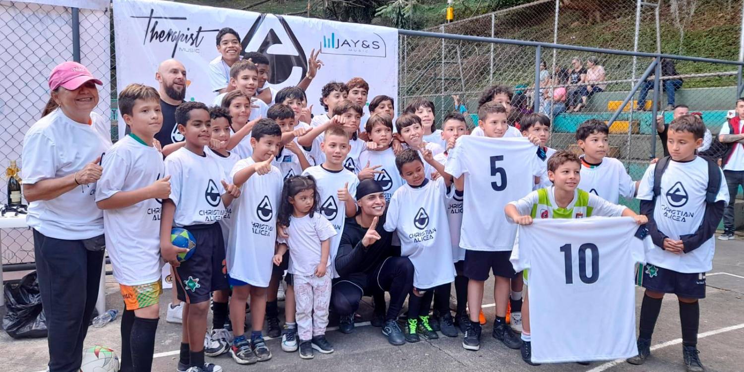 EN IMÁGENES: Estrellas, goles y corazón, para cumplir los sueños de los niños de Tricentenario