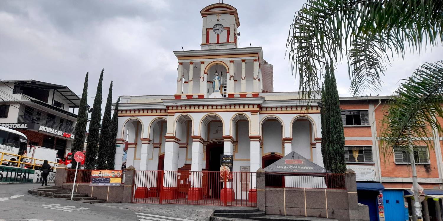 La parroquia de San Cristóbal, muy concurrida por los fieles católicos que llegan de diferentes partes de Antioquia, se construyó hace 254 años y cuenta con joyas patrimoniales que dan valor a la historia del corregimiento. / FOTO: DANIEL GONZÁLEZ.